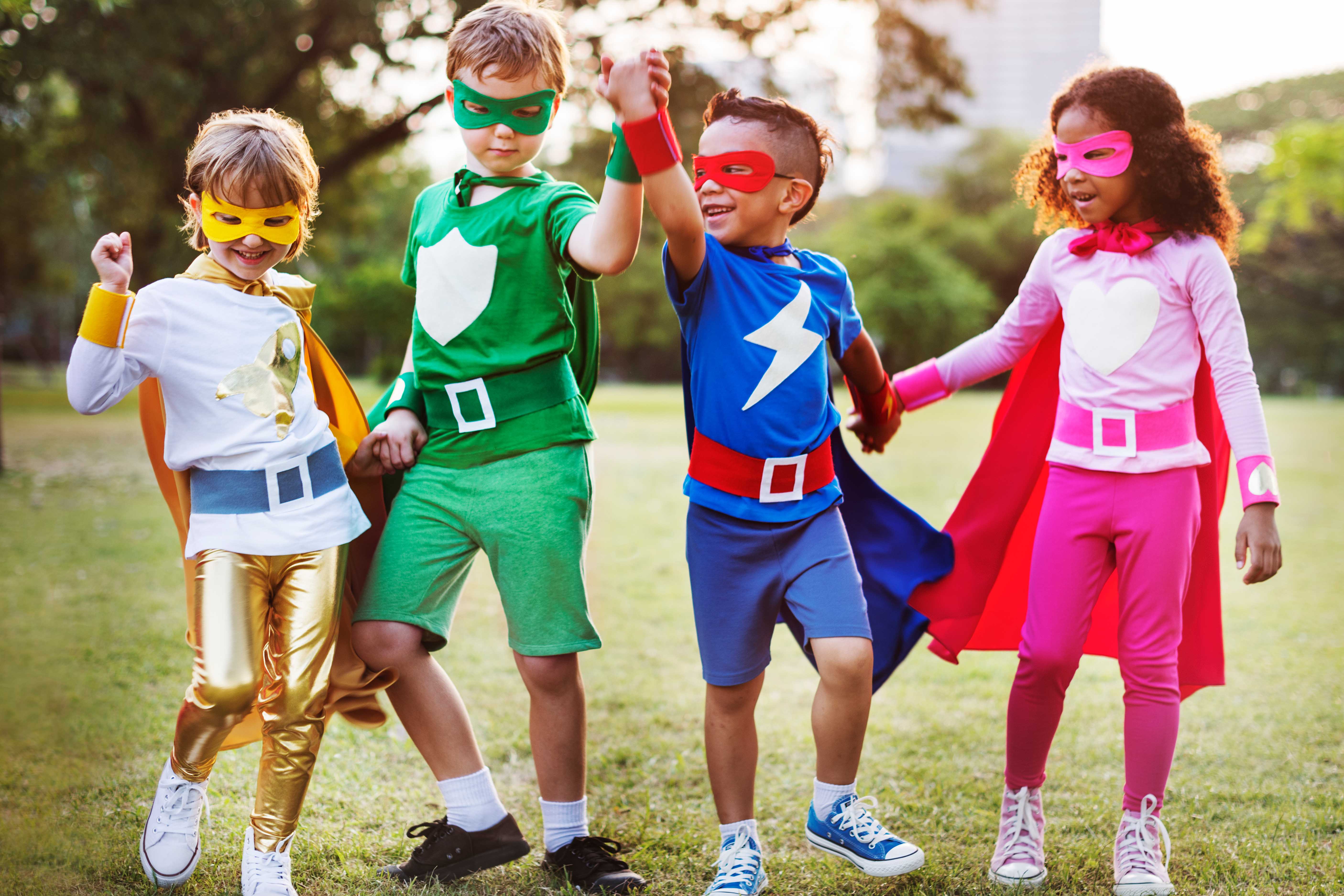 Ребенок пародирует. Дети Супергерои. Костюмы супергероев для детей. Ребенок в костюме супергероя. Вечеринка супергероев для детей.
