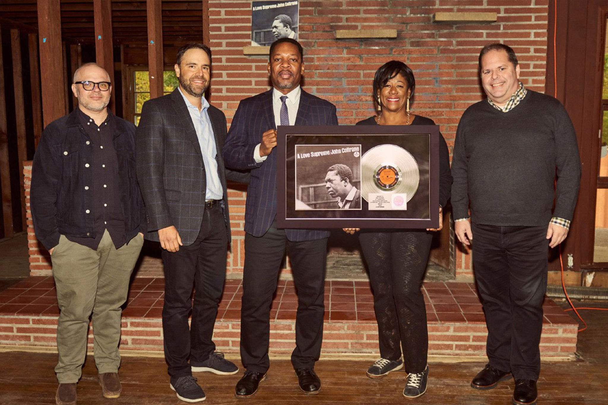 v.l.n.r.: Jamie Krents (Executive Vice President Verve & Impulse! Records), Michael Frisch (Anwalt Coltrane Estate), Ravi Coltrane, Michelle Coltrane, Ken Druker (Vice President Jazz Development Verve)