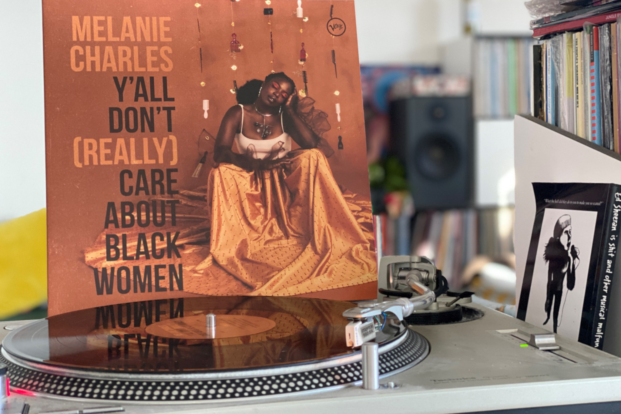 Black Women, Black Vinyl - Melanie Charles auf dem Turntable