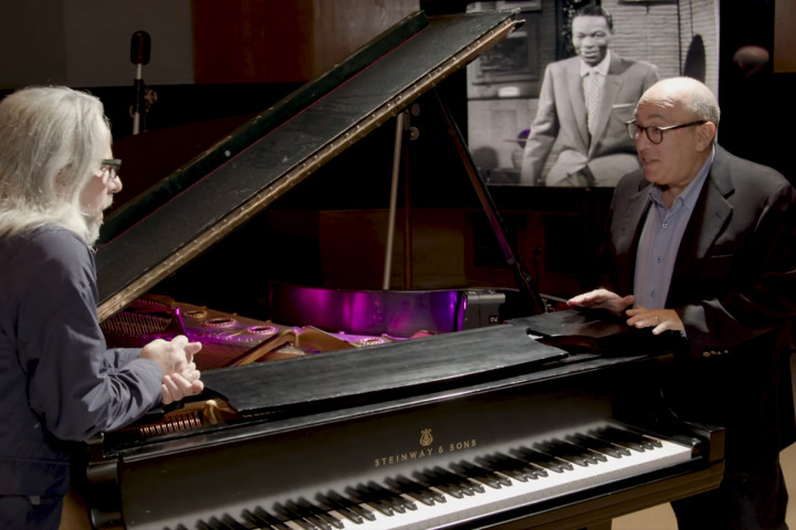 David Reitzas & Jay Landers an Nat "King" Coles Piano im Capitol Studio B