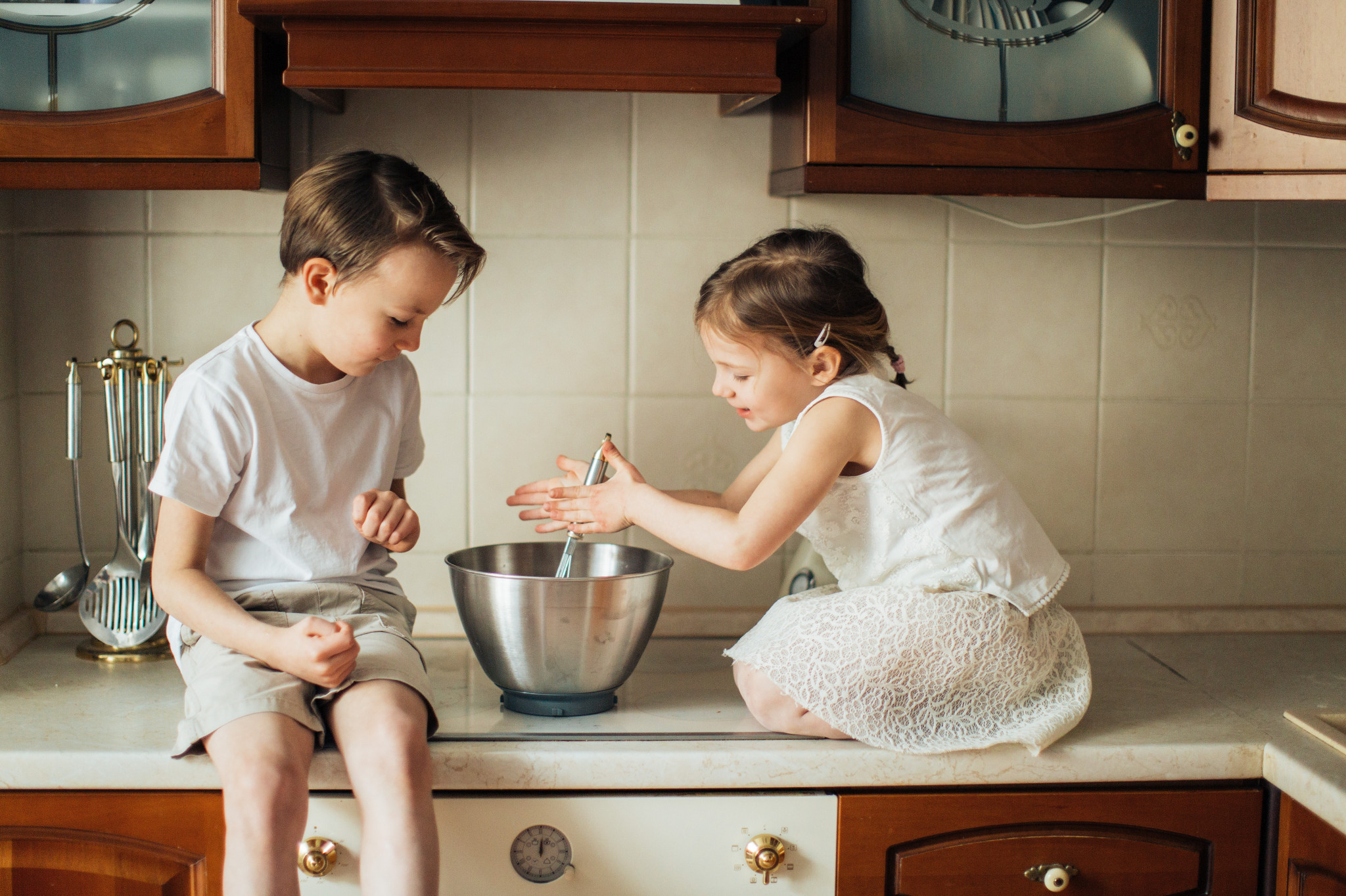 Kinder backen zusammen 