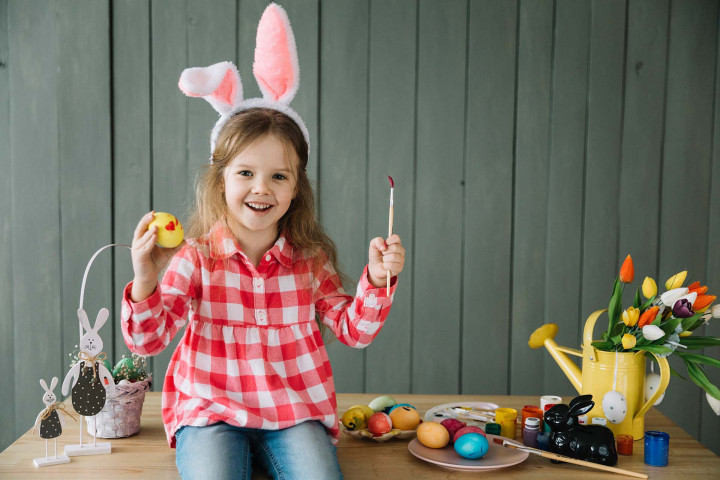Mädchen Bastelt an Ostern 