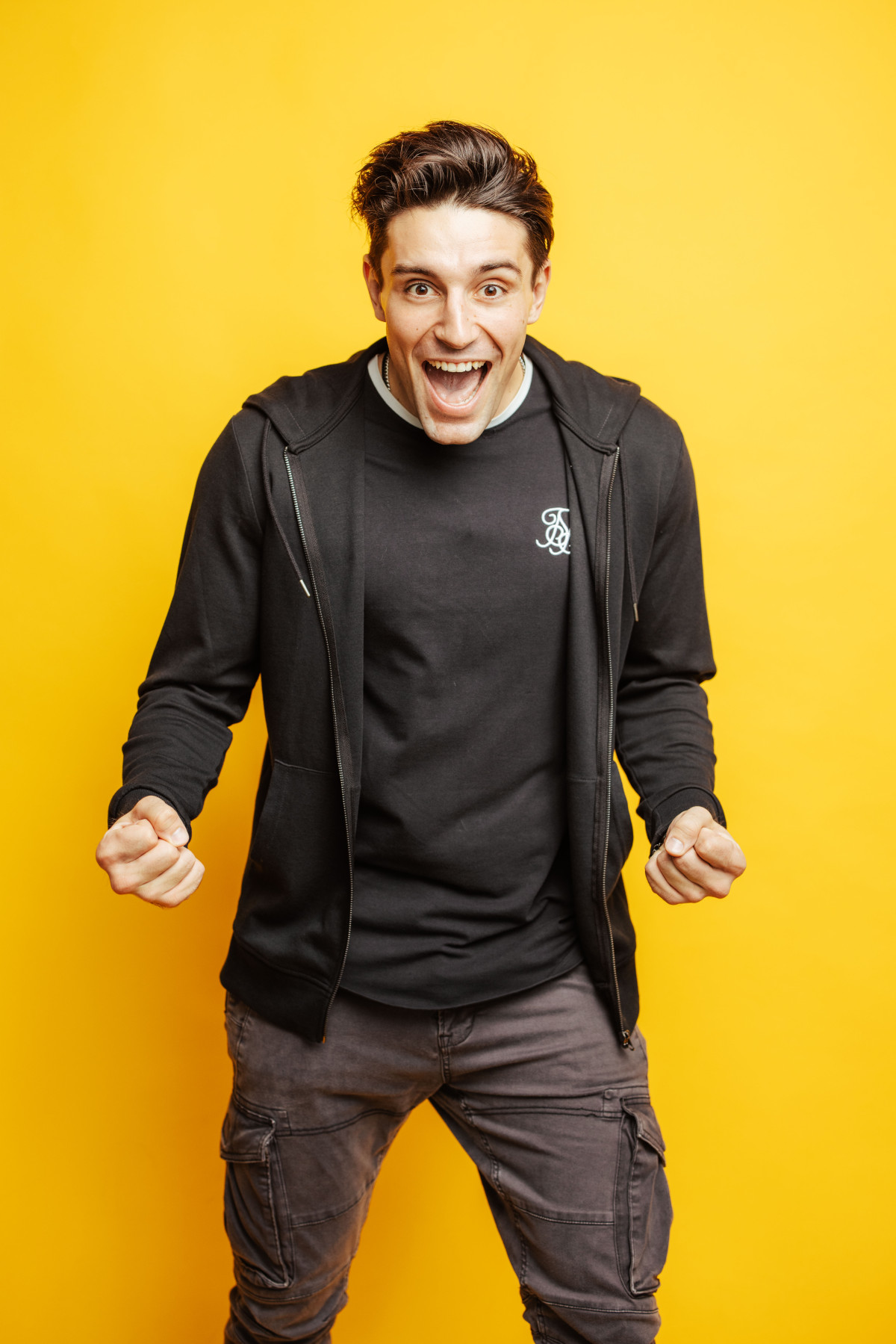 AlexanderEder_GanzNormalGestoert_Pressfoto4_CREDIT-DanielSchalhals.jpg