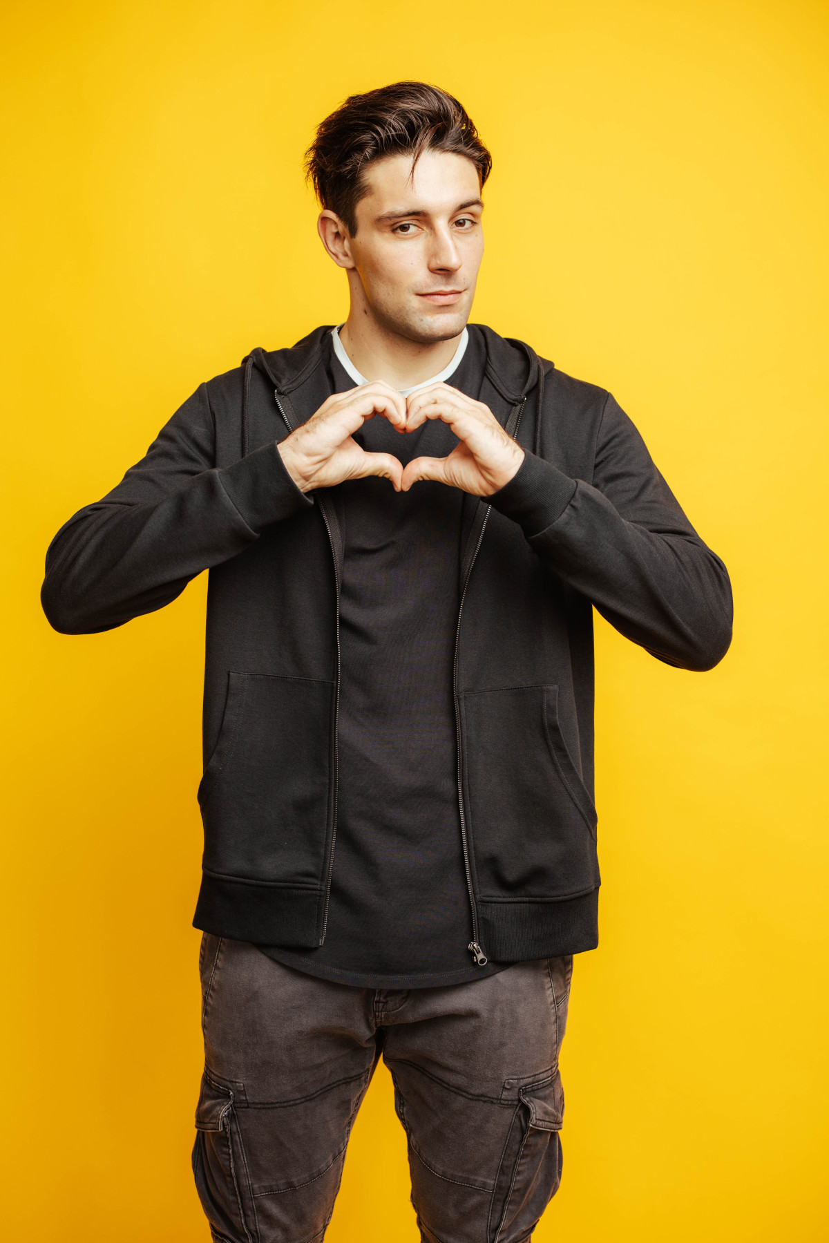 AlexanderEder_GanzNormalGestoert_Pressfoto7_CREDIT-DanielSchalhals.jpg