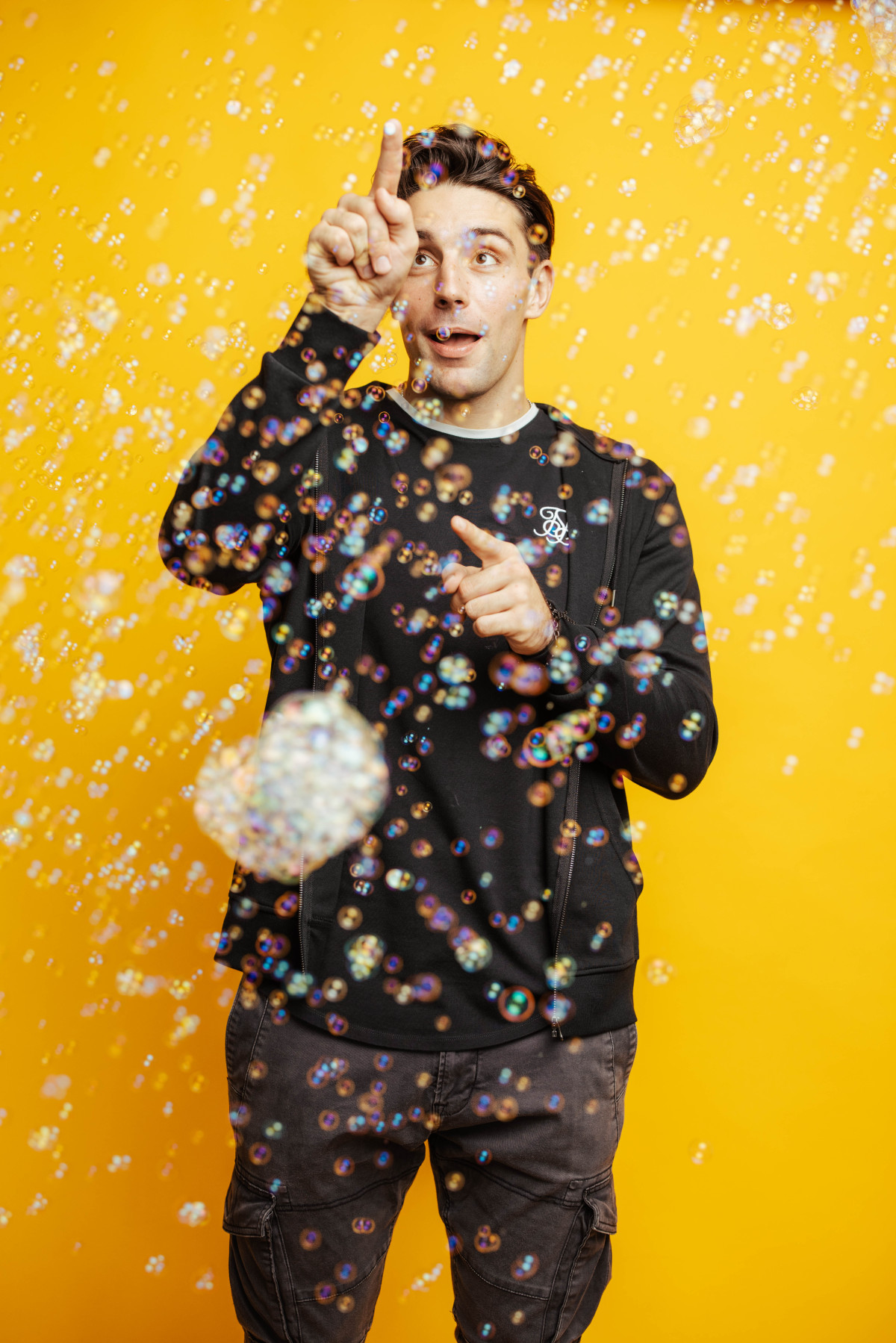 AlexanderEder_GanzNormalGestoert_Pressfoto6_CREDIT-DanielSchalhals.jpg