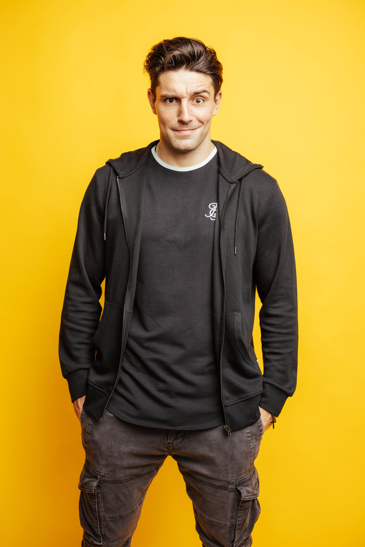 AlexanderEder_GanzNormalGestoert_Pressfoto1_CREDIT-DanielSchalhals.jpg