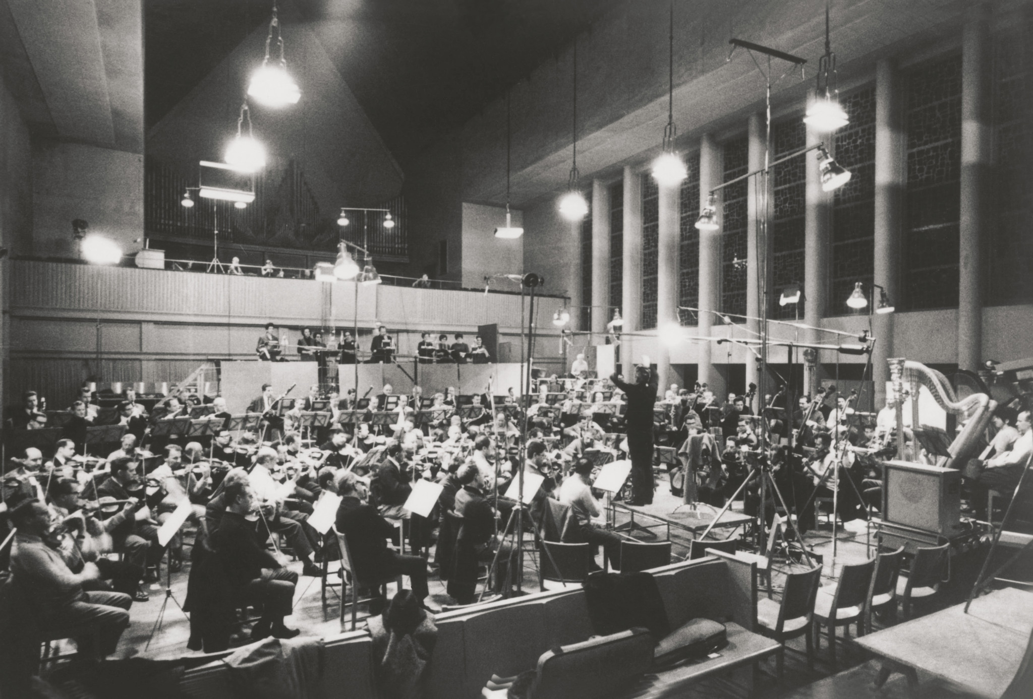 Herbert von Karajan, the Berliner Philharmoniker and the soloists during the recording of Das Rheingold, December 1967 - © Siegfried Lauterwasser / DG