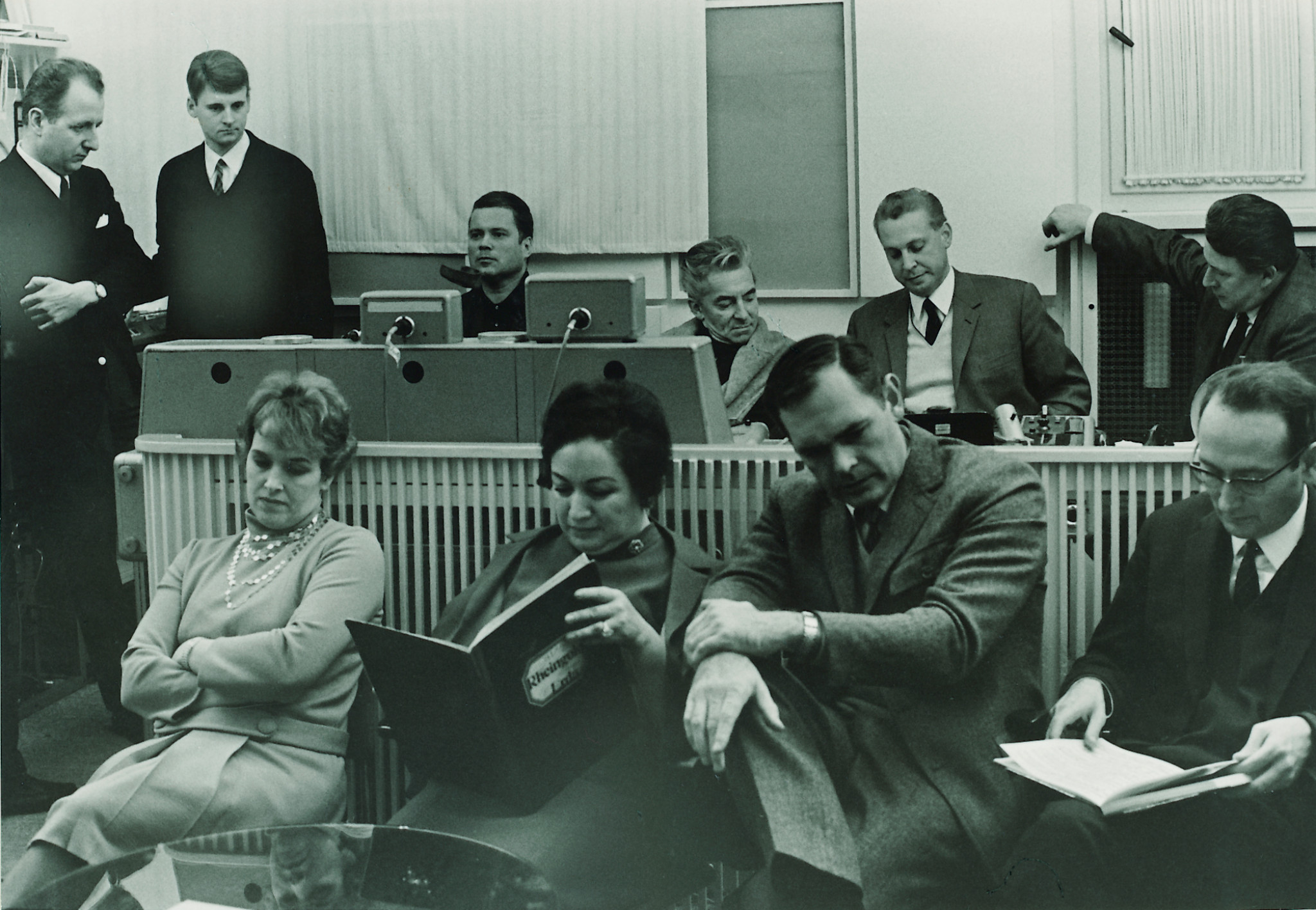 In the control room during the recording of Das Rheingold, December 1967; front row, from left to right: Josephine Veasey (Fricka), Oralia Domínguez (Erda), Robert Kerns (Donner), unknown; back row, from left to right: Günter Hermanns (recording engineer)