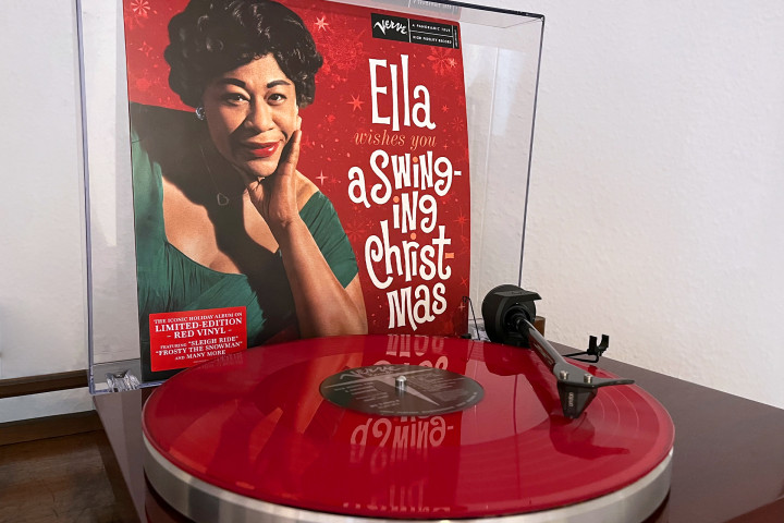 JazzEcho-Plattenteller: Ella Wishes You A Swinging Christmas (Red LP)