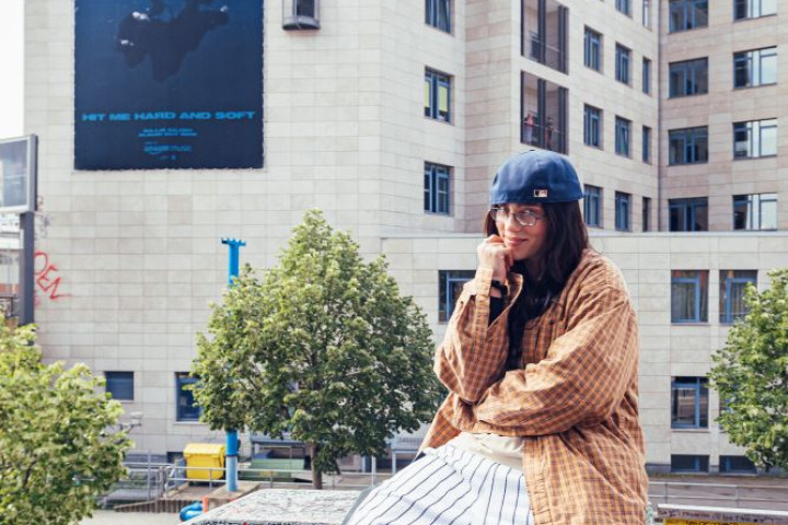 Billie Eilish in Berlin! Besuch mit Fan-Event & Foto-Neuauflage an „ihrer“ Berliner Treppe 