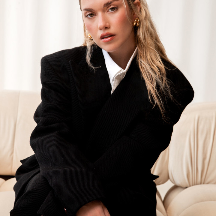 Girl On Couch Pressebilder 2024.jpg
