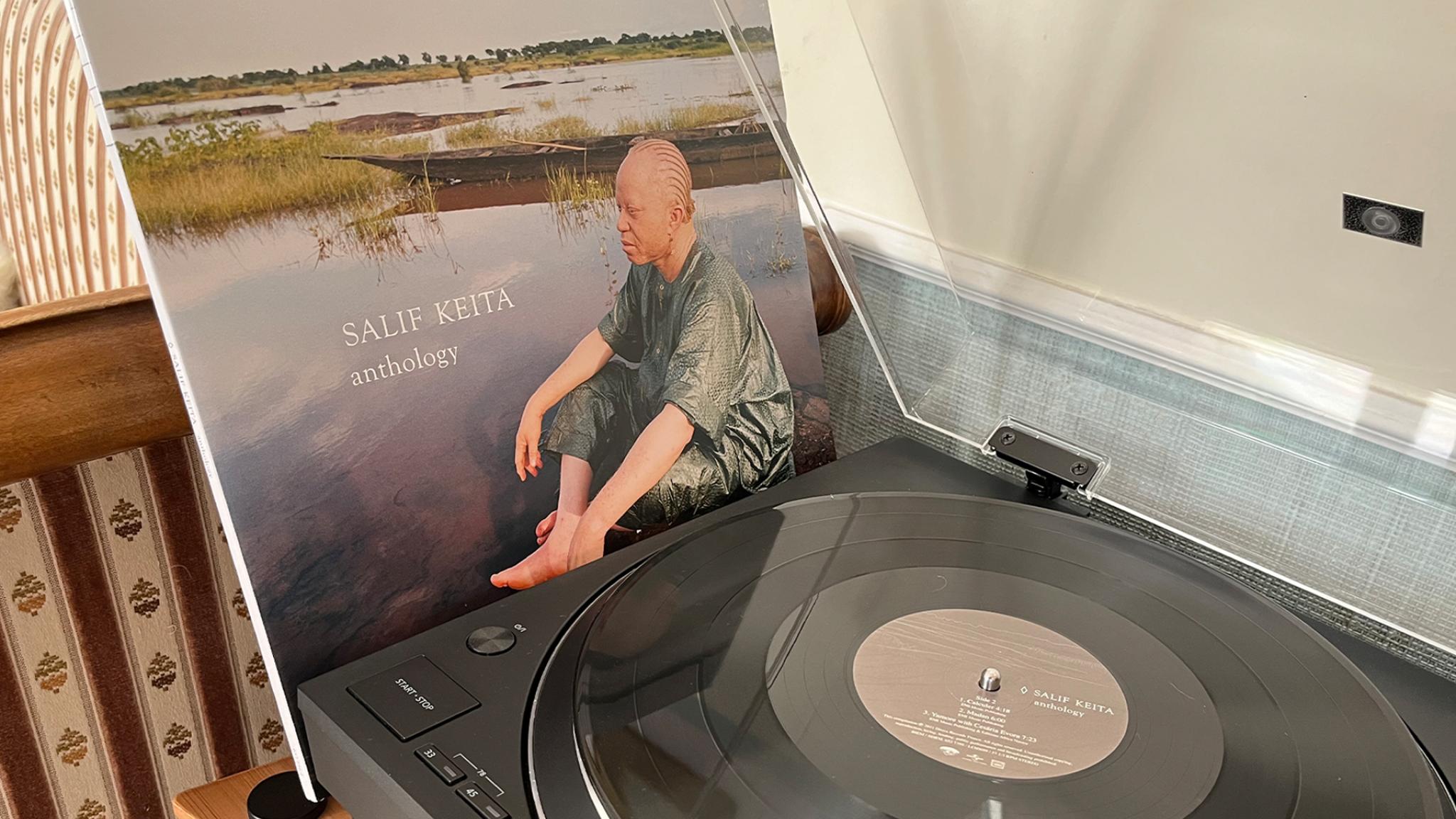 JazzEcho-Plattenteller: Salif Keita "Anthology" (2LP)