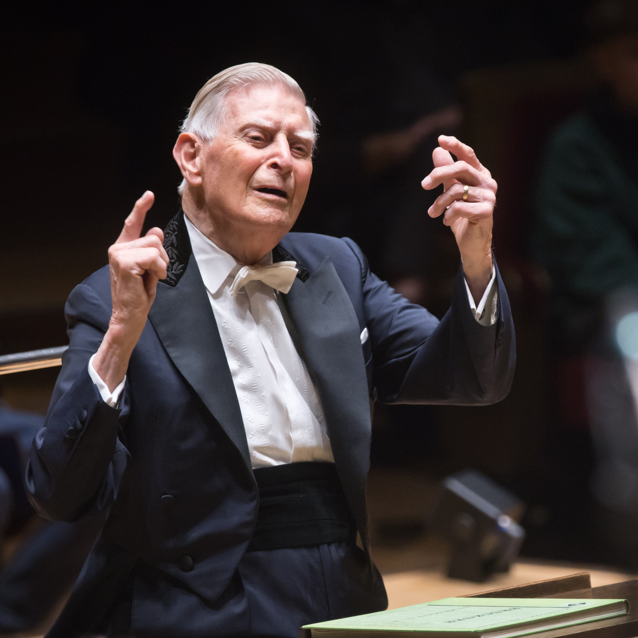 Herbert Blomstedt conducting the Gewandhausorchester Leipzig