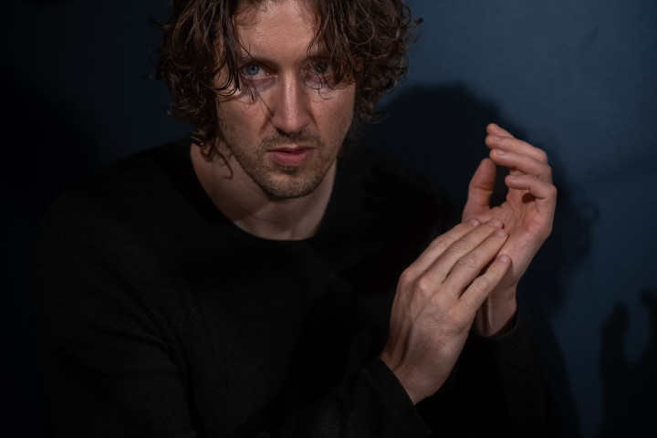 Pressefoto "With You" (2025)