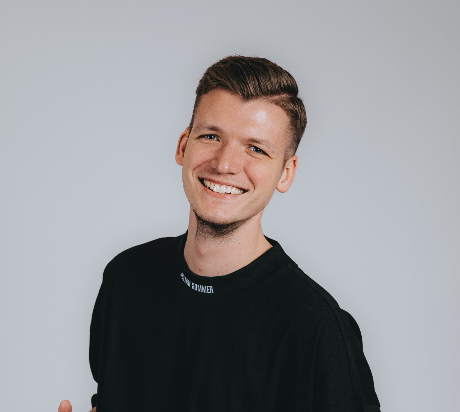 Julian-Sommer-Pressefoto-jpeg_source.jpg