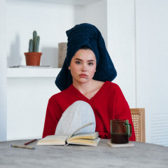 Pressefoto “THE ART OF BEING A MESS” (2025)