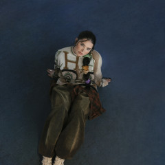 Pressefoto “THE ART OF BEING A MESS” (2025)