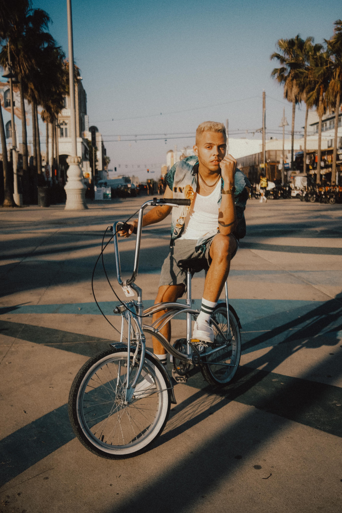 MalikHarris_Pressefoto_AufDemFahrradPosend.jpg