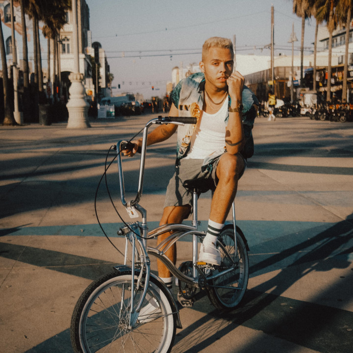MalikHarris_Pressefoto_AufDemFahrradPosend.jpg