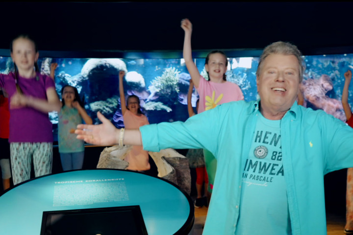 Screencap Party im Aquarium Tanzvideo.jpg