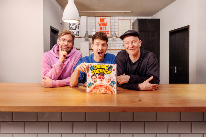 Deine Freunde veröffentlichen brandheißen Song „Backe, Backe Pizza“!