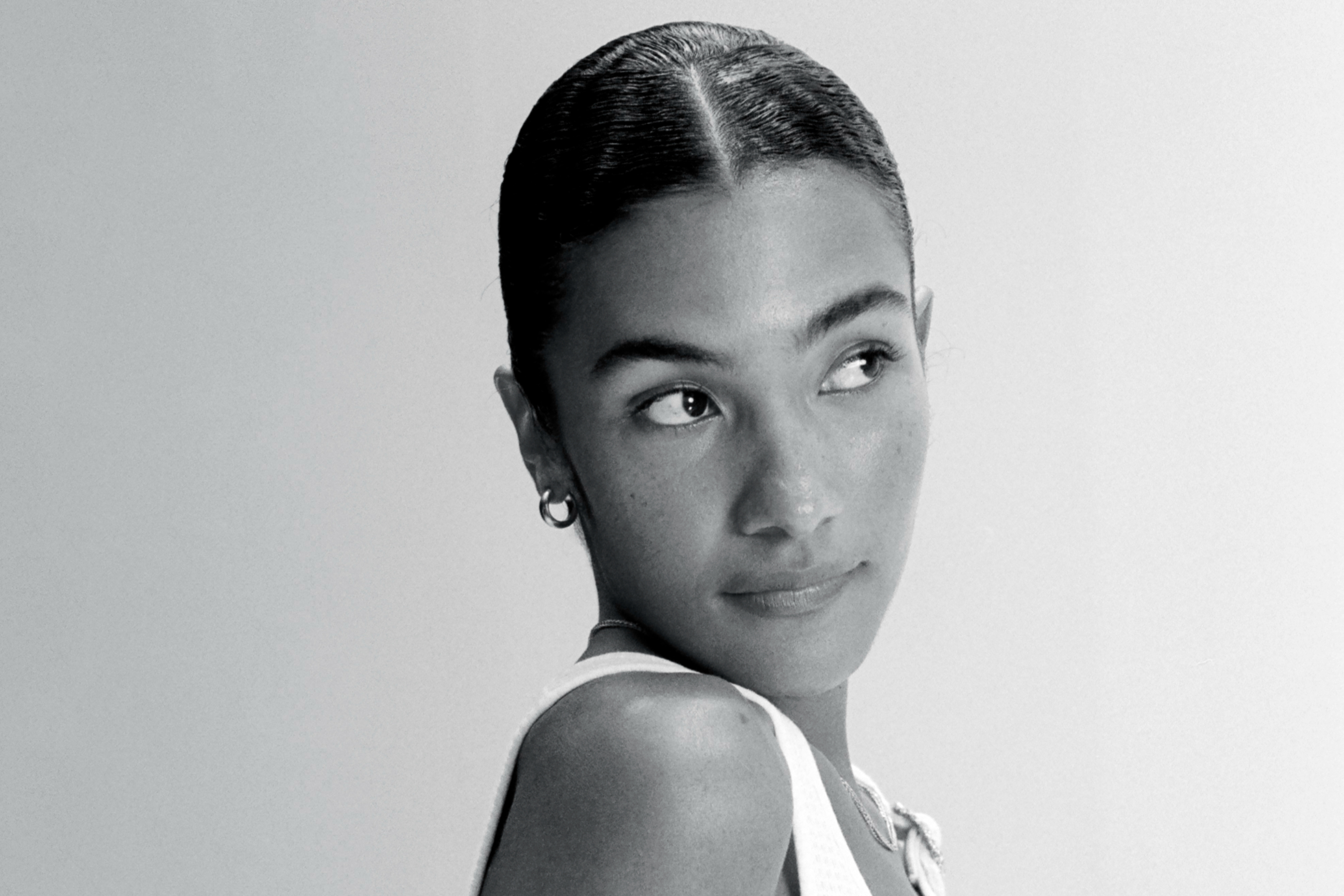 Official black-and-white promotional portrait of British singer Olivia Dean released by Universal Music in 2025
