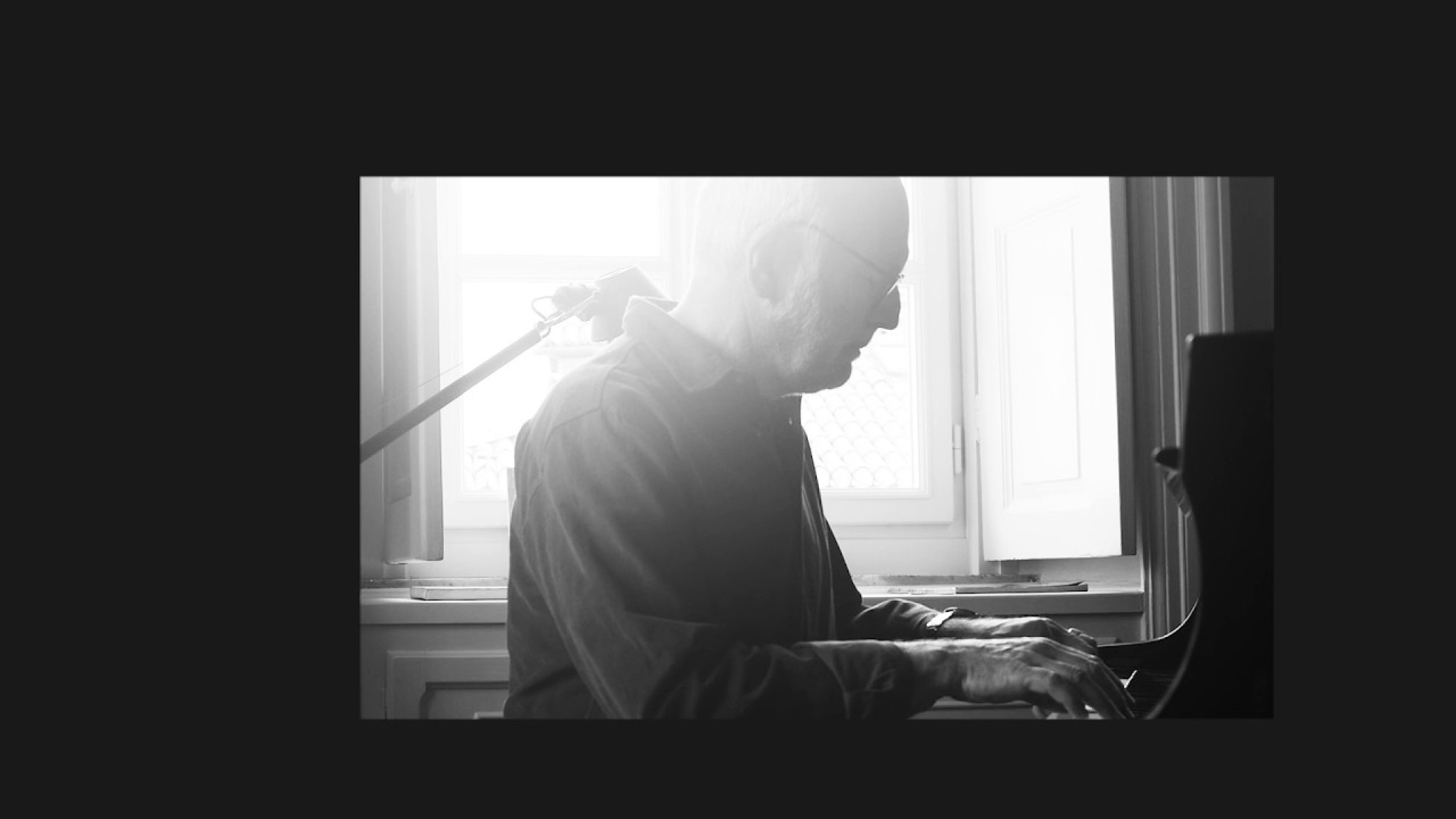 Ludovico Einaudi - Una Mattina (Visualizer)