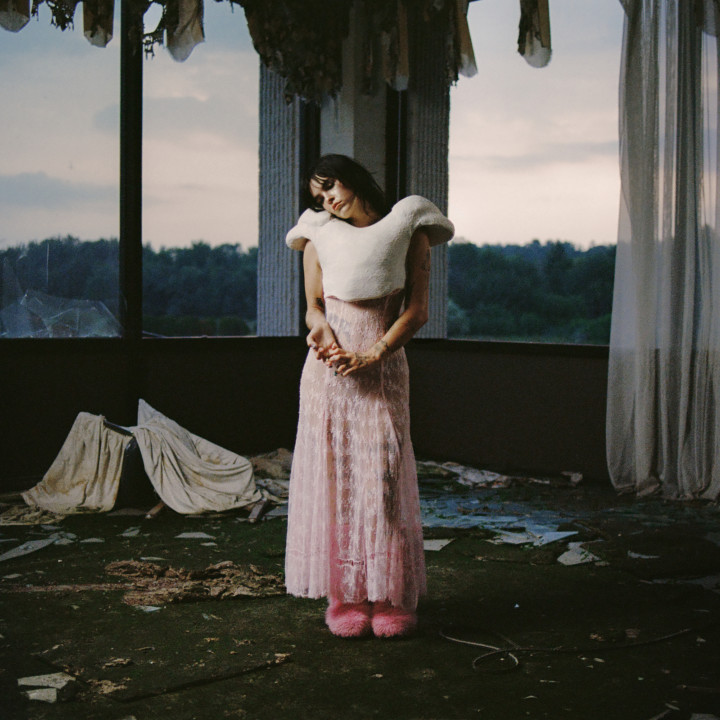 Pressefoto “Ur an Angel I’m Just Particles” (2025)