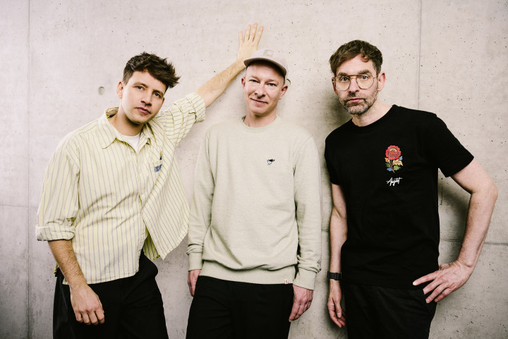 Endlich wieder Bass im Kinderzimmer: Deine Freunde präsentieren neue Single "Bestimmer" und kündigen damit ihr im Mai erscheinendes Album an!