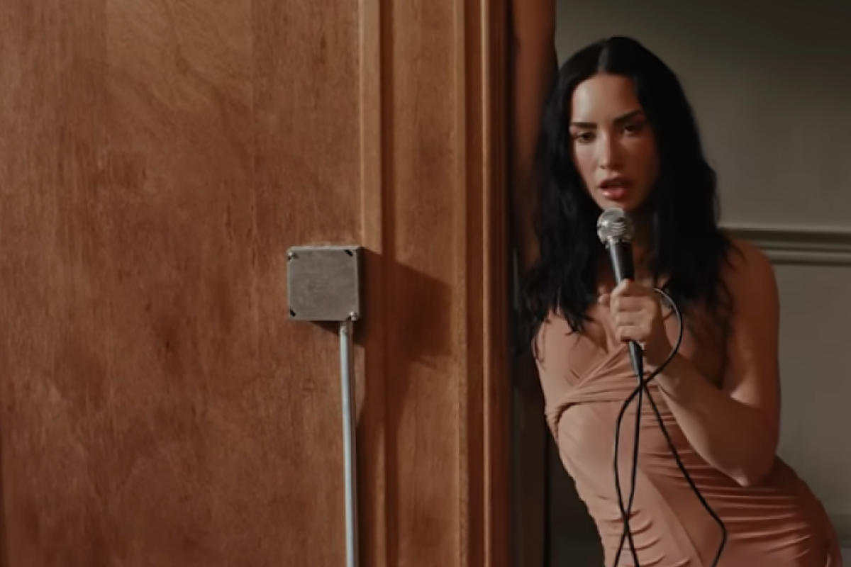 Demi Lovato | News | Demi Lovato veröffentlicht ihre neue Single "Low Rise  Jeans" ++ US-Tour-Kickoff ++ Zu Gast bei "Germany's Next Top Model"