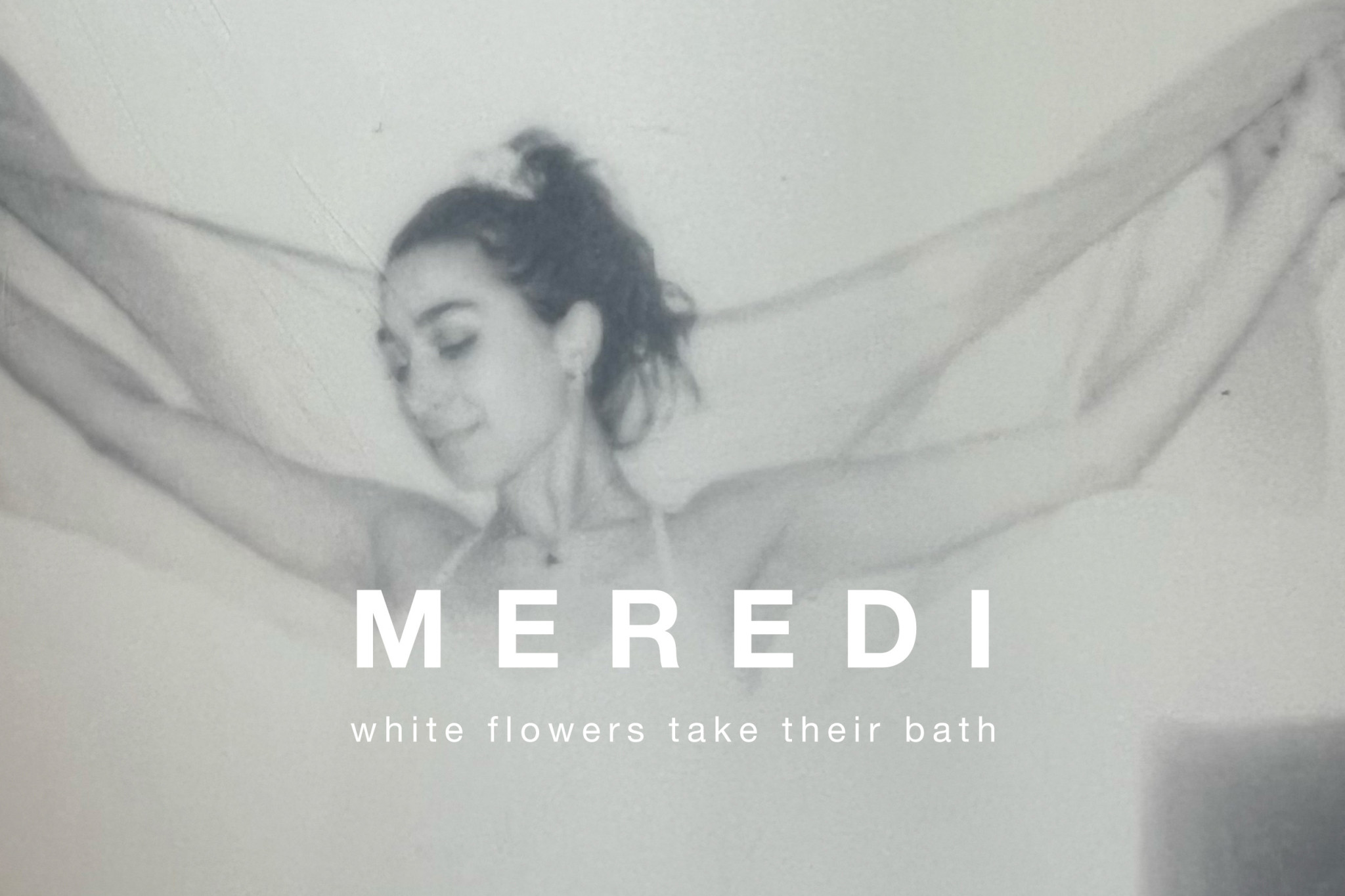 e-Cover MEREDI_White flowers take their bath (1).jpg