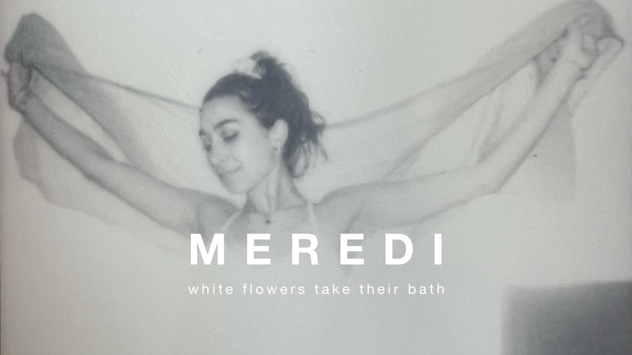 MEREDI veröffentlicht „White Flowers Take Their Bath“  in neuer Klavierfassung