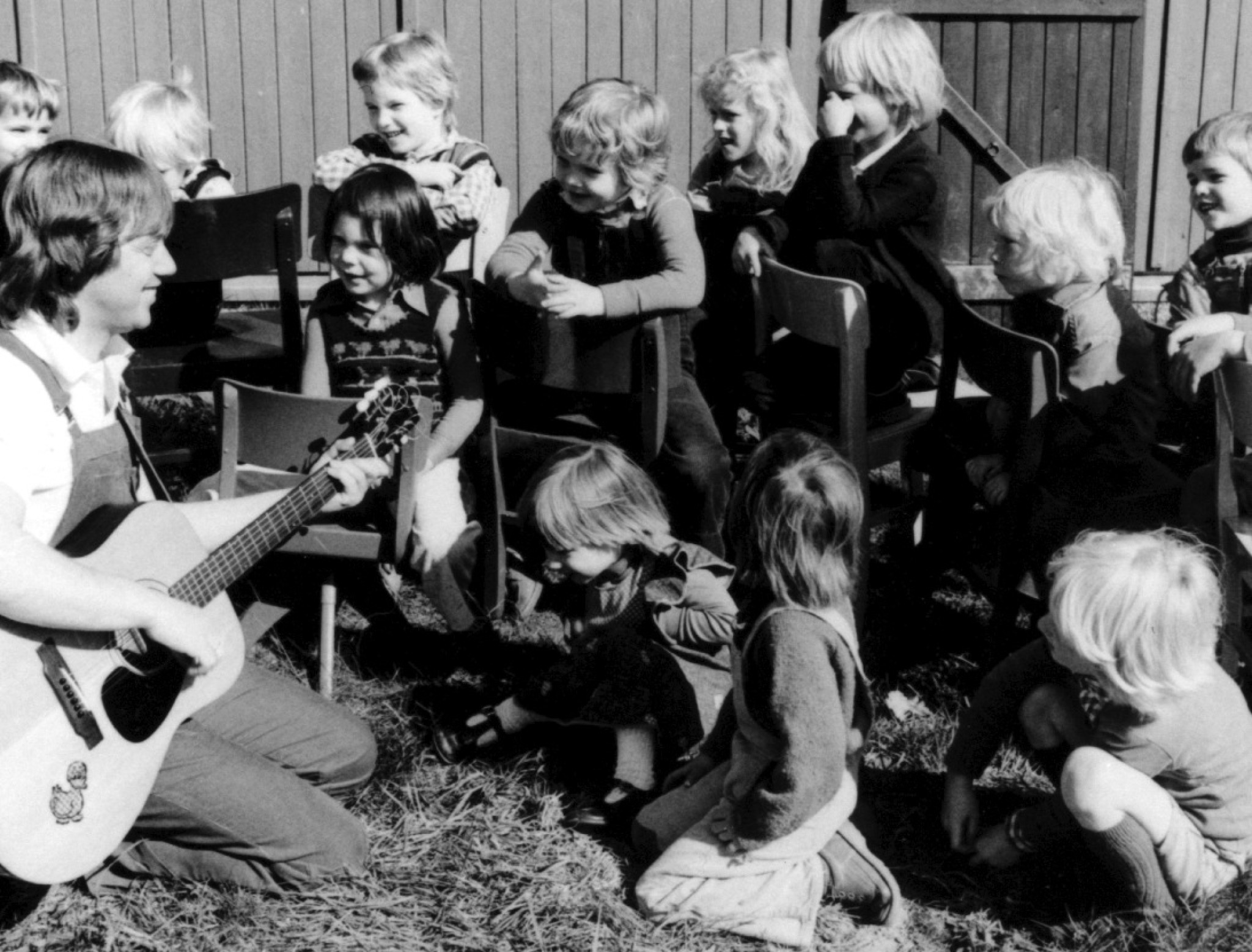 Kindergarten_Rolf Zuckowki mit Gitarre