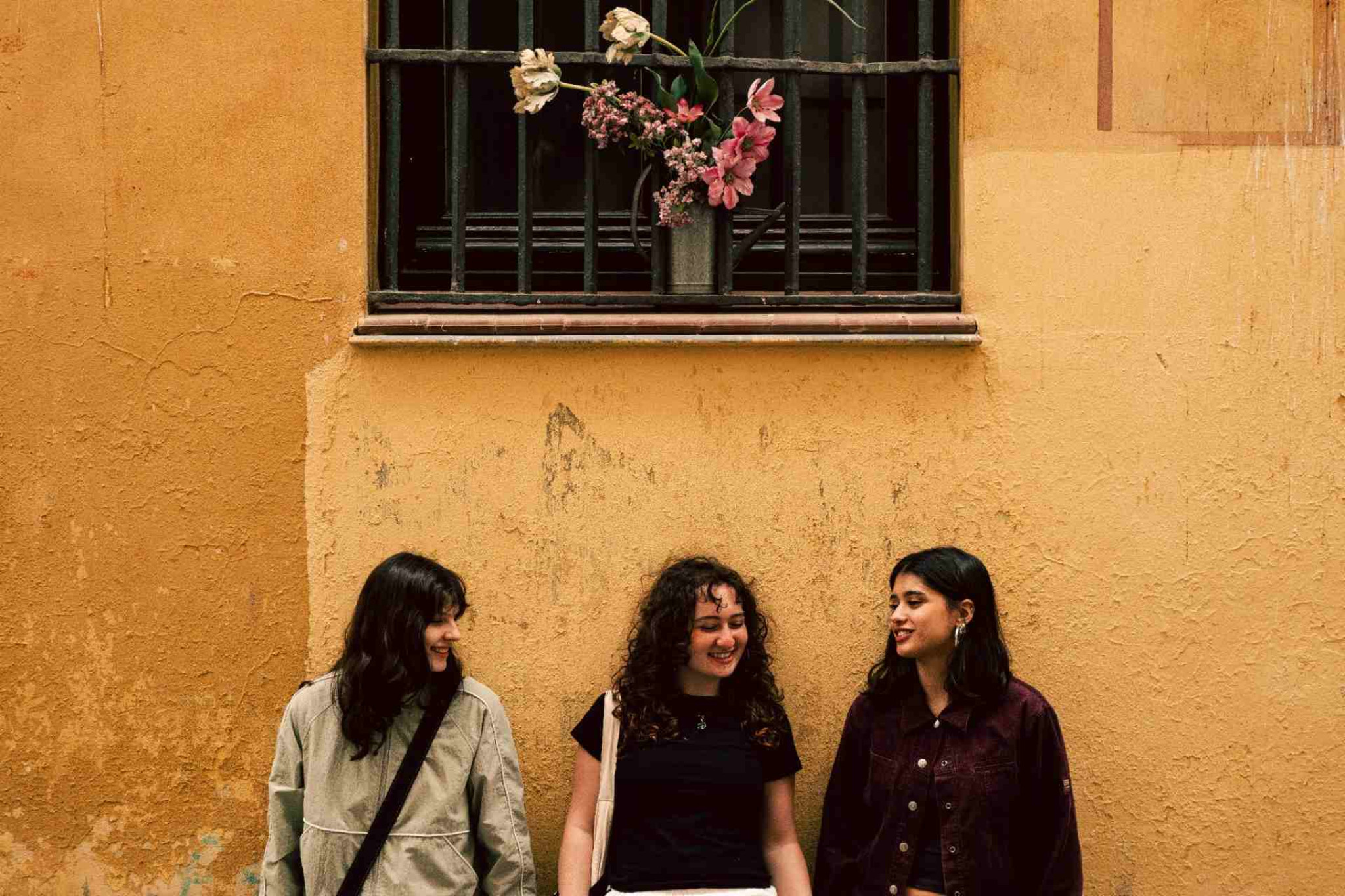 Bezaubernder Dreiklang: TRÍADA veröffentlichen Debütalbum „Exuvia“