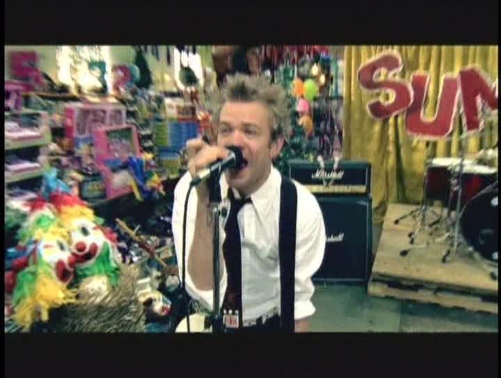 Sum 41 - Walking Disaster (Official Music Video) 